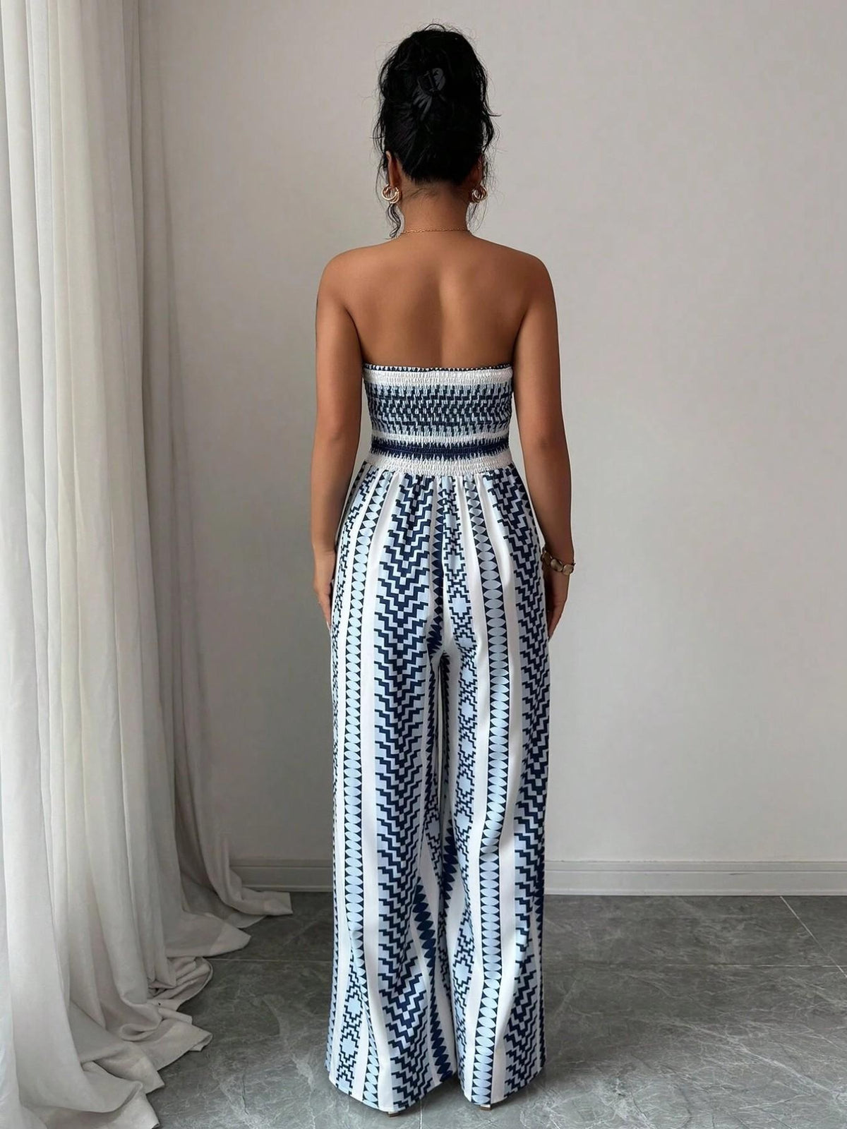 👗 63% DE RÉDUCTION 💥 Combinaison motifs géométriques – Encolure dos nu & fente latérale – Tissu fluide, polyvalente – parfaite pour les soirées ou les vacances ✨