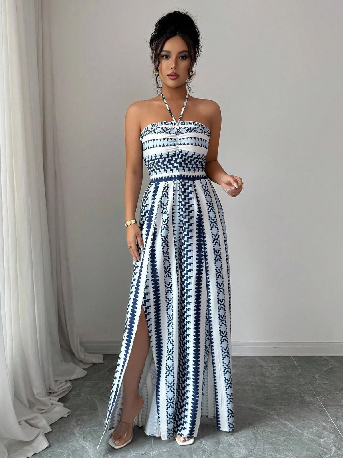 👗 63% DE RÉDUCTION 💥 Combinaison motifs géométriques – Encolure dos nu & fente latérale – Tissu fluide, polyvalente – parfaite pour les soirées ou les vacances ✨