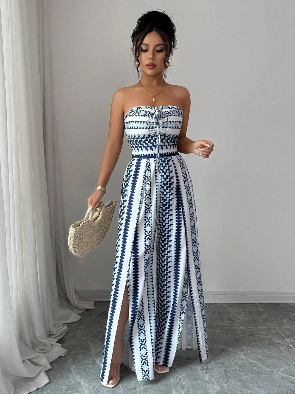 👗 63% DE RÉDUCTION 💥 Combinaison motifs géométriques – Encolure dos nu & fente latérale – Tissu fluide, polyvalente – parfaite pour les soirées ou les vacances ✨