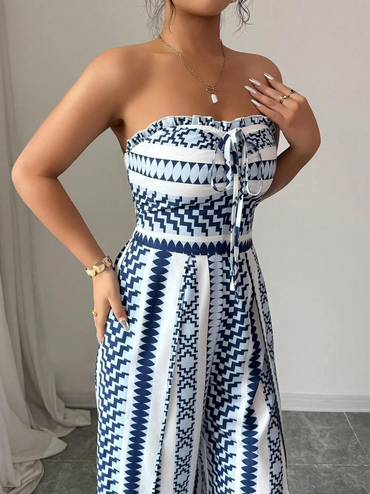 👗 63% DE RÉDUCTION 💥 Combinaison motifs géométriques – Encolure dos nu & fente latérale – Tissu fluide, polyvalente – parfaite pour les soirées ou les vacances ✨