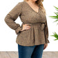 Blouse enveloppante à manches longues avec col en V et volants