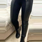 PANTALON EN SIMILI-CUIR AVEC BORDURE ET FERMETURE ÉCLAIR CONTRASTANTES