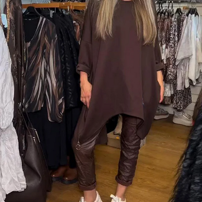 🍃 Douceur & Style — Haut ample asymétrique + pantalon uni, le duo parfait