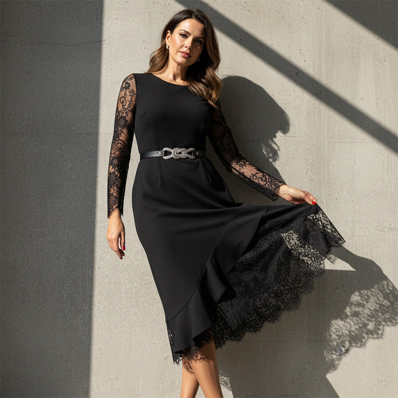 Élégante robe moulante à bords asymétriques et volants à l'ourlet