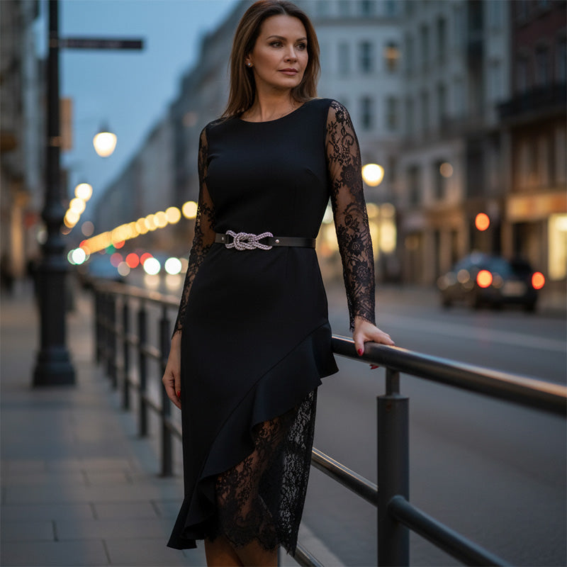 Élégante robe moulante à bords asymétriques et volants à l'ourlet
