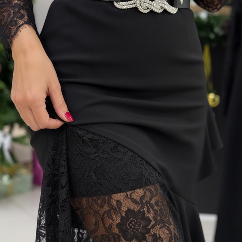 Élégante robe moulante à bords asymétriques et volants à l'ourlet
