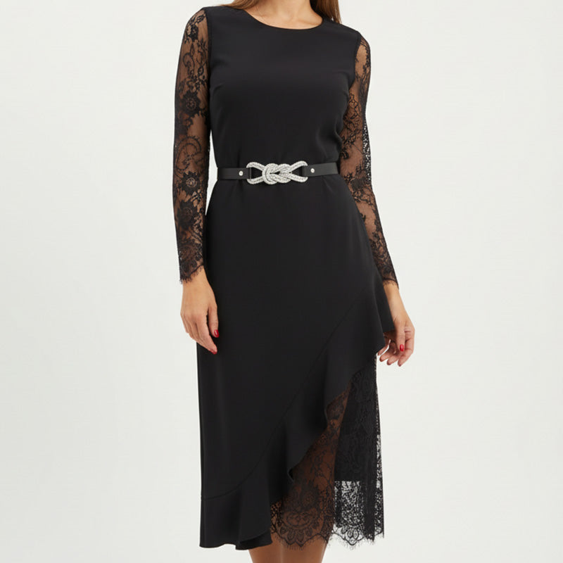 Élégante robe moulante à bords asymétriques et volants à l'ourlet