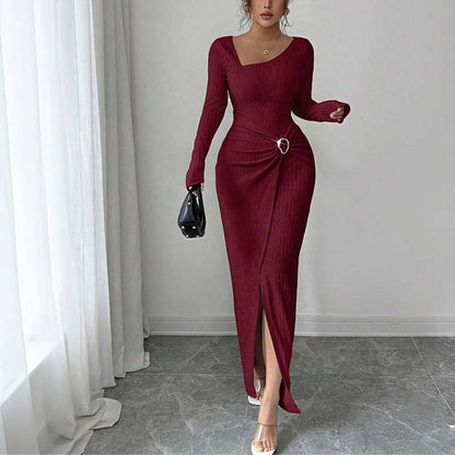 Robe élégante et moulante avec bretelles spaghetti, fente et boucle raffinée