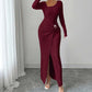 Robe élégante et moulante avec bretelles spaghetti, fente et boucle raffinée
