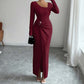Robe élégante et moulante avec bretelles spaghetti, fente et boucle raffinée