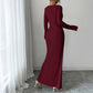 Robe élégante et moulante avec bretelles spaghetti, fente et boucle raffinée