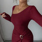 Robe élégante et moulante avec bretelles spaghetti, fente et boucle raffinée