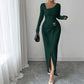 Robe élégante et moulante avec bretelles spaghetti, fente et boucle raffinée