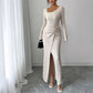 Robe élégante et moulante avec bretelles spaghetti, fente et boucle raffinée