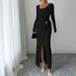 Robe élégante et moulante avec bretelles spaghetti, fente et boucle raffinée