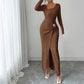 Robe élégante et moulante avec bretelles spaghetti, fente et boucle raffinée