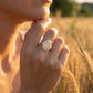 Bague élégante avec emblème de la Vierge Marie