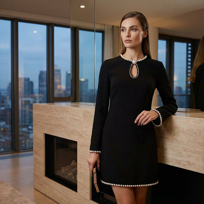Robe fourreau courte femme à encolure ajourée avec finitions en perles