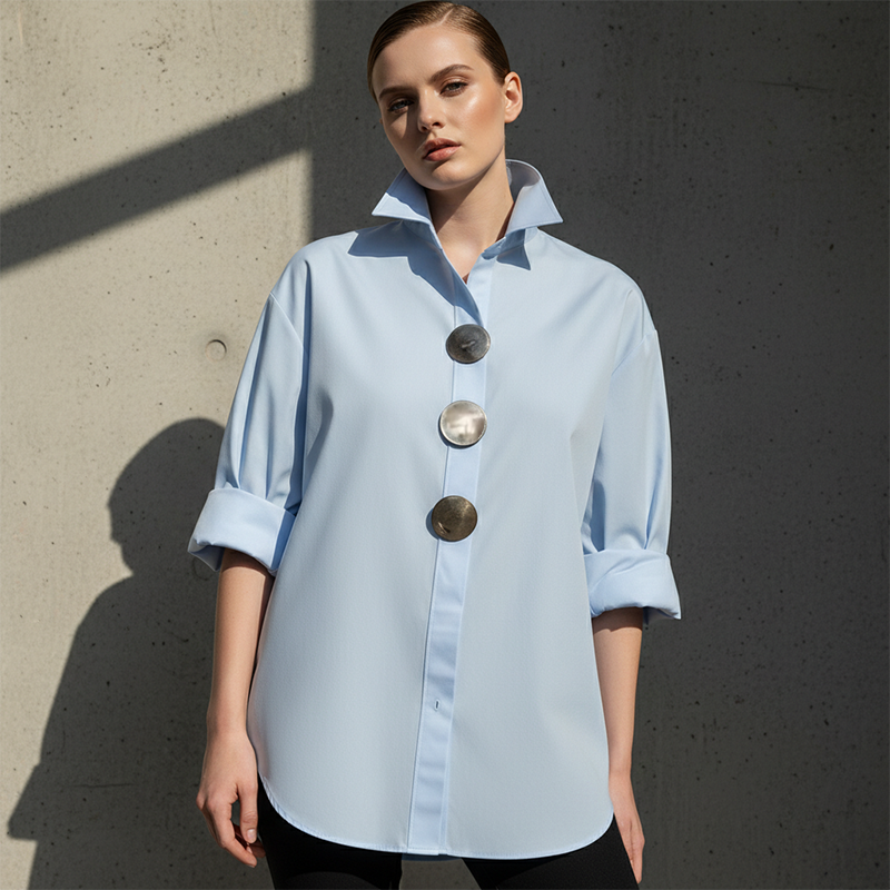 💎 58% DE RÉDUCTION – TEMPS LIMITÉ ! 💎 Chemise Oversize pour Femme avec Boutons Décoratifs – Col Montant, Ourlet Courbé & Polyester Anti-Froissement 👚✨