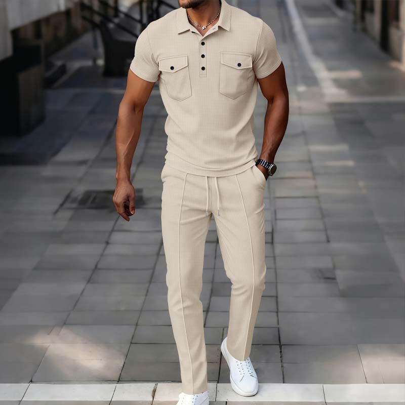 Ensemble homme composé d'un haut à manches courtes en maille gaufrée et d'un pantalon