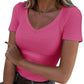T-shirt basique à col en V et coupe ajustée pour femmes