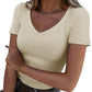 T-shirt basique à col en V et coupe ajustée pour femmes
