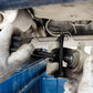 Outil de repoussage de piston de frein avant, dédié au remplacement des plaquettes de frein automobile.