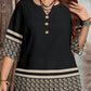 👔 -50% DE RÉDUCTION ✨ Top Casual Femme – Col V, boutonnière & bordures imprimées – Doux, chic & parfait pour l'automne 🍂