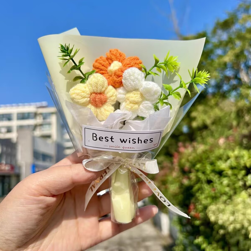 Charmant mini bouquet de fleurs tricoté à la main